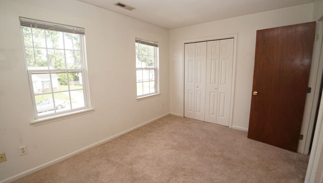 Building Photo - 980 W Pueblo Dr
