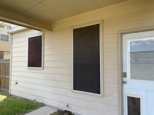 Building Photo - Available Now! Spacious & Well-Maintained ...