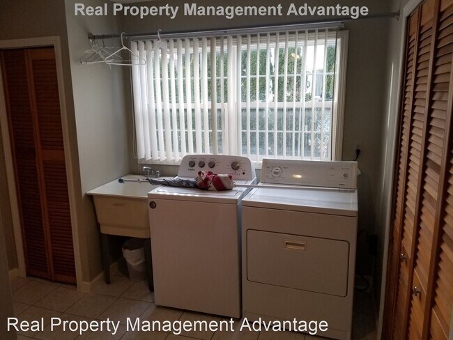 Building Photo - 3 br, 1 bath House - 21845 Novi Rd.