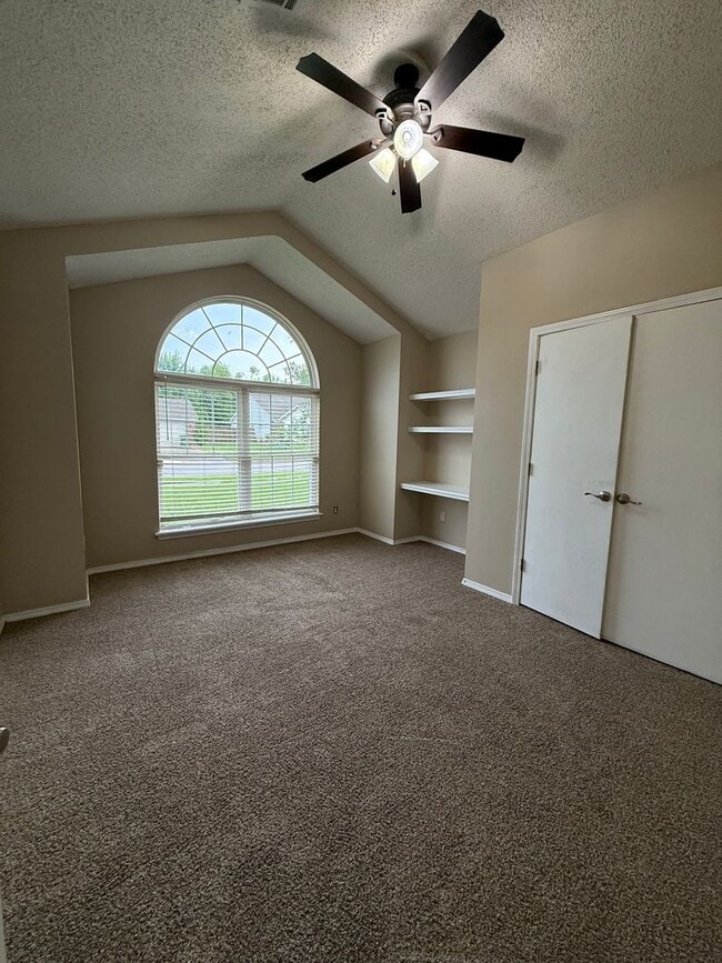 Building Photo - Collinsville 3/2 with new carpet!!