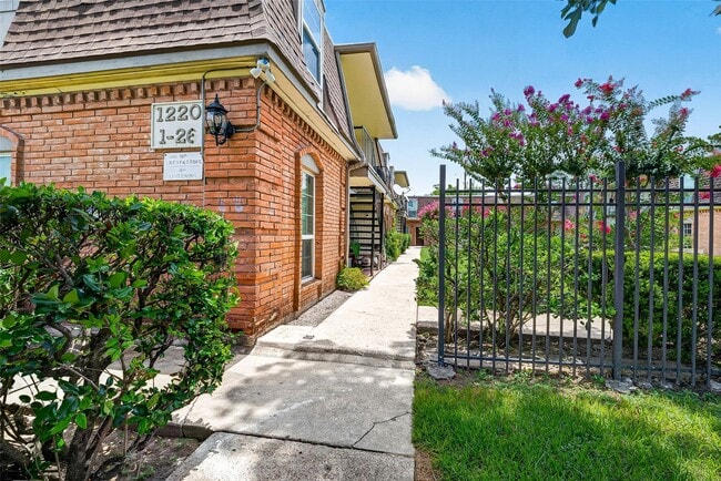 Building Photo - 1220 Shadowdale Dr