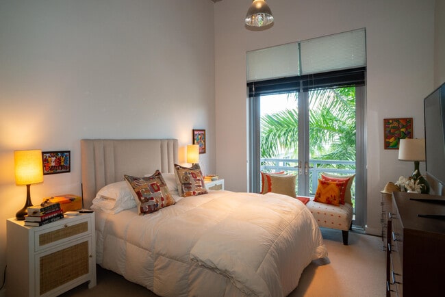 Building Photo - 335 SE 6th Ave