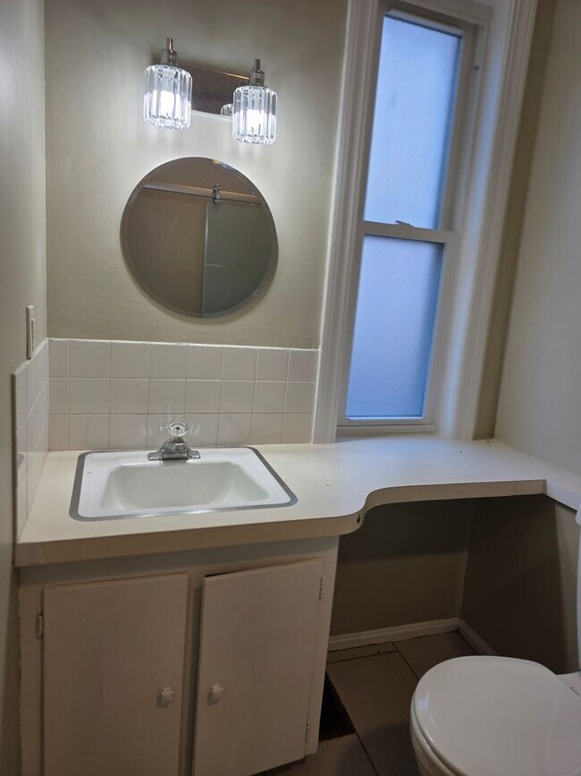 Building Photo - No Brokers Fee, In-Unit Laundry, Eat-in Kitchen, Large bedrooms, 3 Full Bathrooms