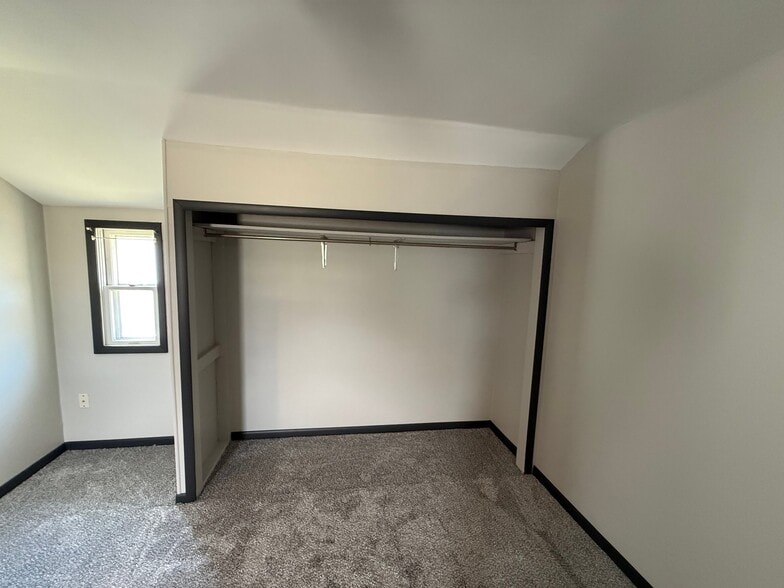 Building Photo - 710.5 W 8th St