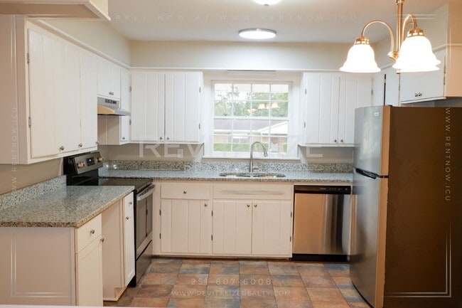 Building Photo - Beautiful 4 Bedroom/2 Bathroom House in Mo...