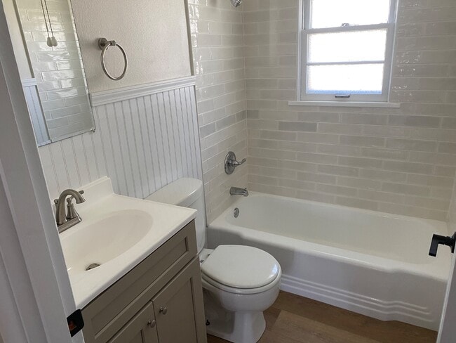 Building Photo - 664 N Walnut St