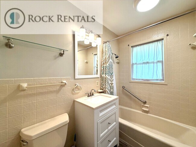 Building Photo - Fresh 2 Bed with Bonus Room on 17th