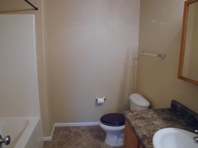 Building Photo - House For Lease
