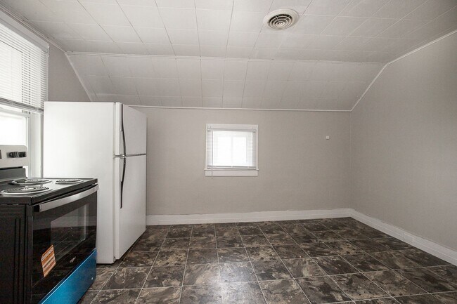 Building Photo - 3295 W 46th St