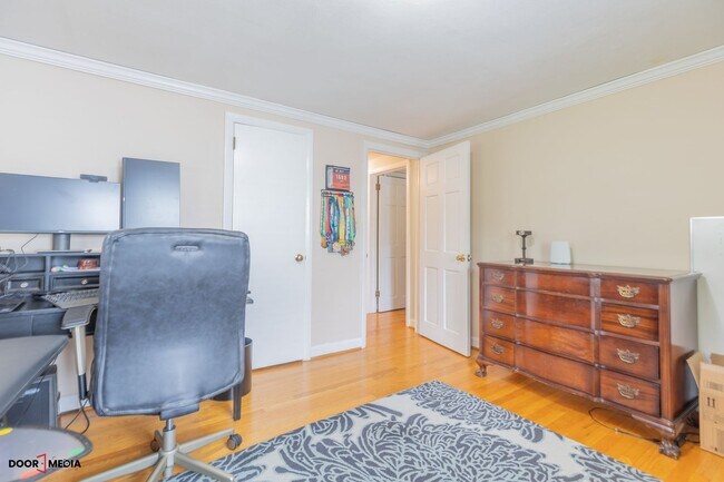 Building Photo - Short Term Furnished Rental -3 Bedroom Spl...
