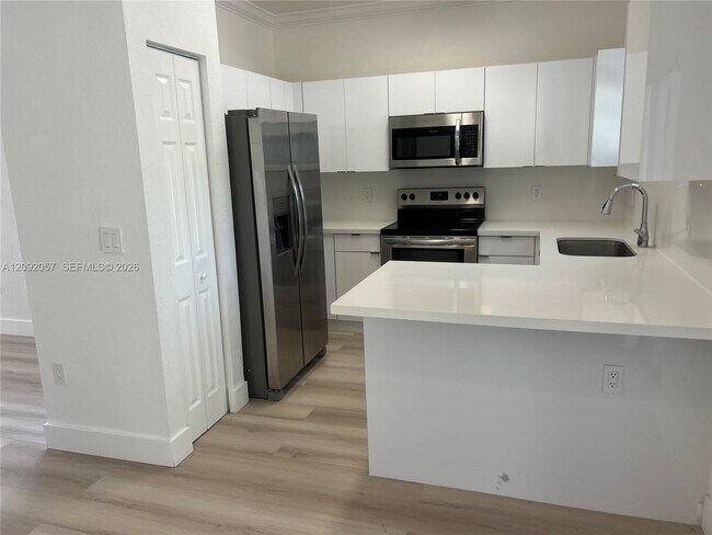 Building Photo - 372 NE 26th Pl
