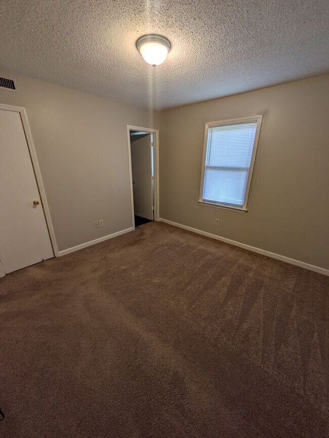 Building Photo - Lower Level 1BD/1BA Apartment in Westmont Apartments
