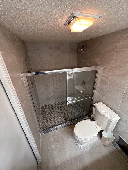 Building Photo - 3871 Victoria Dr