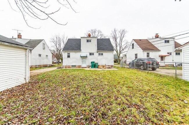 Building Photo - 4 Bedroom 2 Bath Cape Cod in Maple Hts