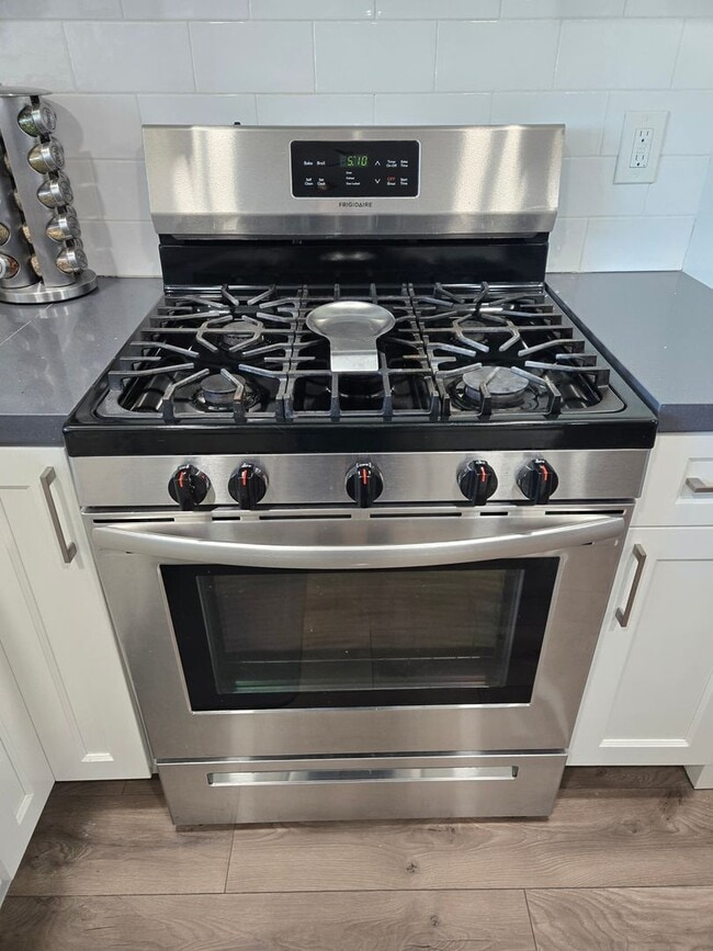 Building Photo - Beautifully Updated 3 Bed, 2 Bath Single S...
