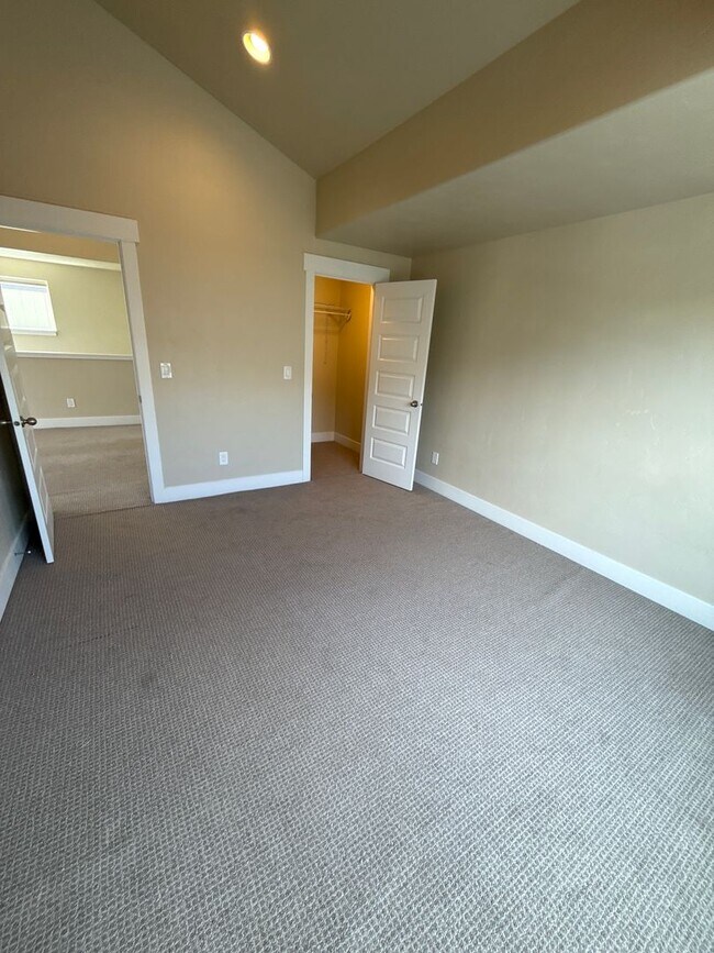 Building Photo - 20747 NE Angora Ct