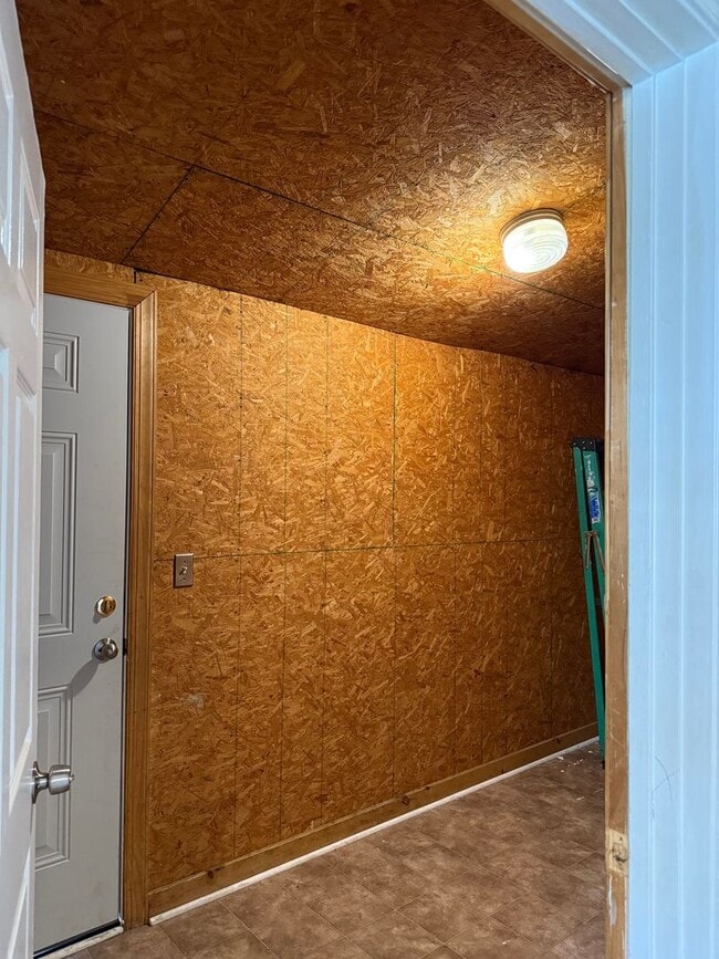 Building Photo - 3 Bed/ 1 Bath and move-in ready! www.PMCoreUSA.com submit guest card for showings!