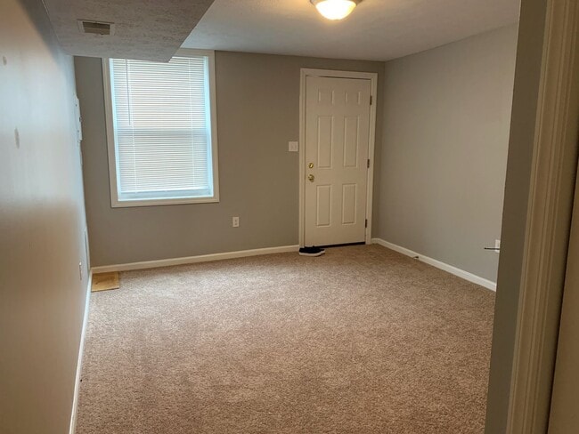 Building Photo - 3 Bedroom House in Southside Slopes with Off Street Parking Spot