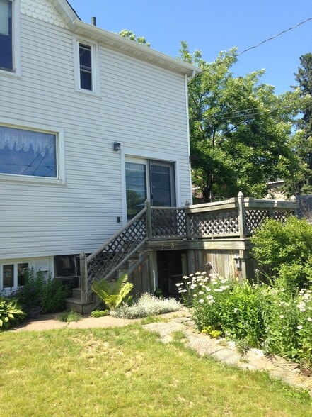 Deck - 422 N 9th Ave W