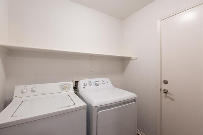Building Photo - 2571 Georgian Dr