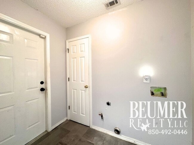 Building Photo - Solar Panel 3bd/2bath Home located Northeast Pensacola