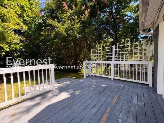 Building Photo - 3 Bed/1.5 Bath Townhome with Fenced Yard / Vouchers Accepted / Available Now!