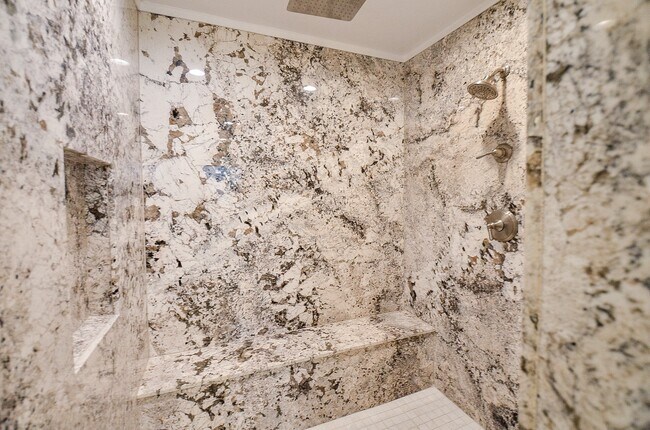 Building Photo - 414 Lakeview Dr