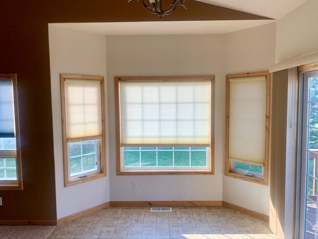 Building Photo - 3 bedroom 2 bath townhome