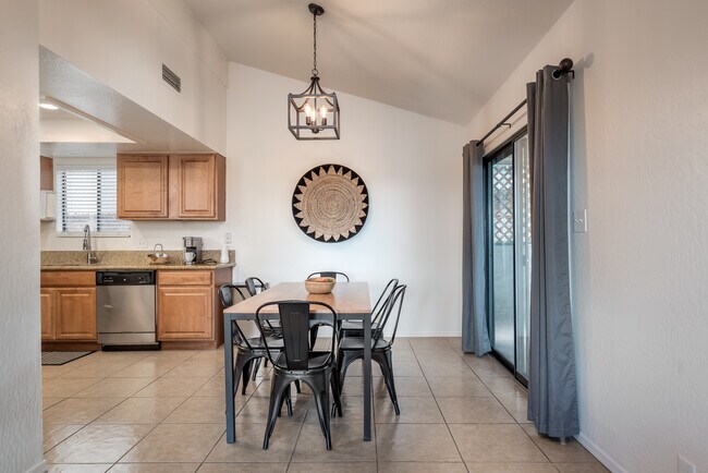 Building Photo - 1430 E Stage Way
