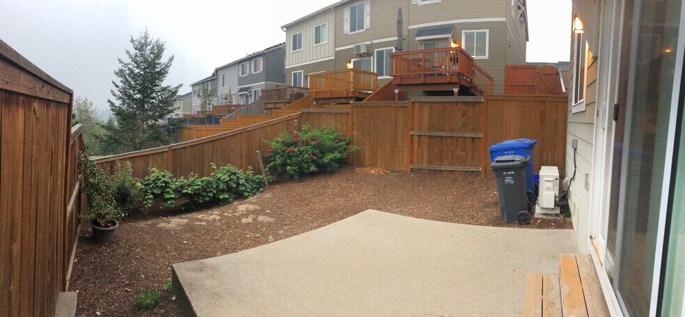 Patio/Grape Vines & Rose Bushes - 15766 SE Nyla Way