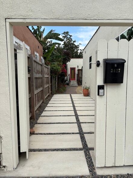 Drive way leading to back yard - 3425 Buckingham Rd