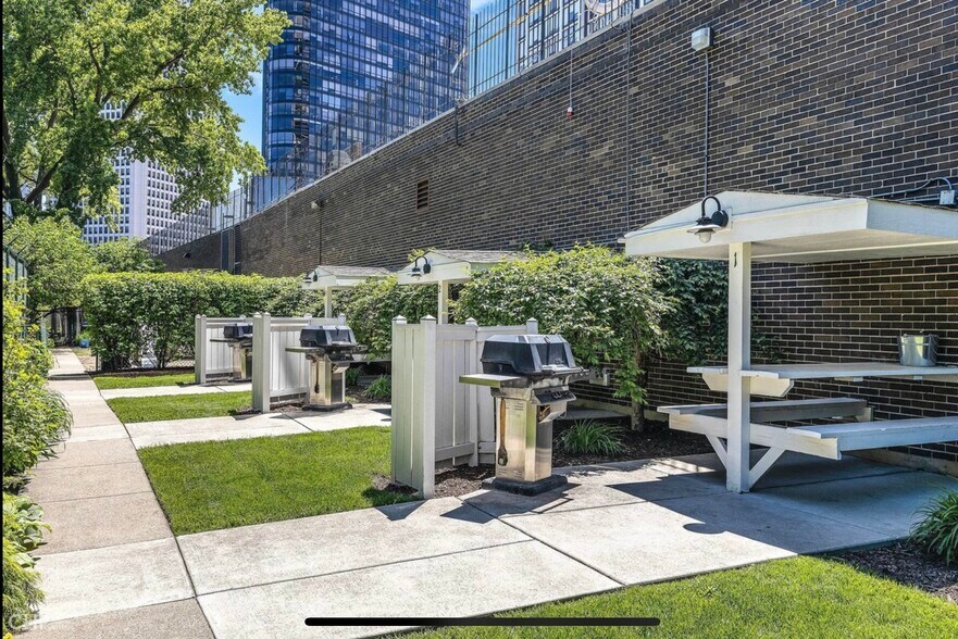 Building Photo - 5455 N Sheridan Rd