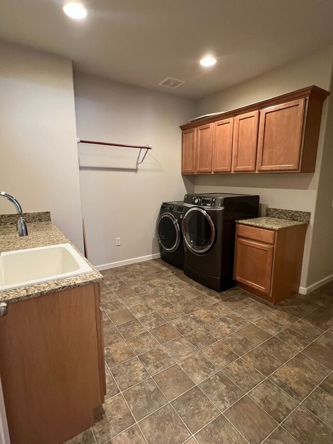 Building Photo - Great location with lots of amenities! 4 b...