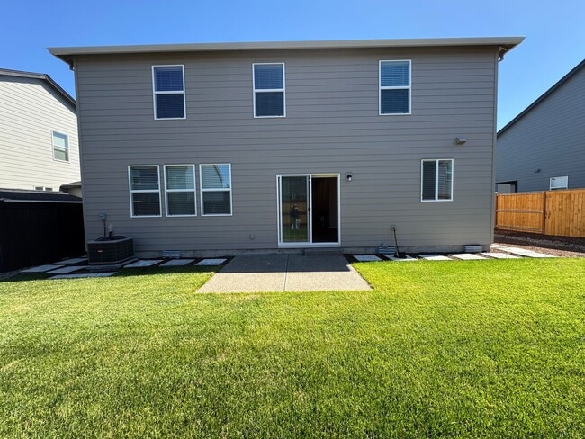 Building Photo - 5 bedroom House in Northeast Salem!