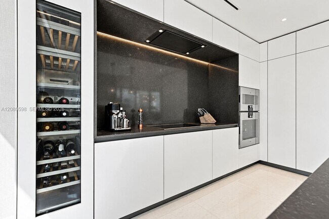 Building Photo - 300 Biscayne Blvd Way