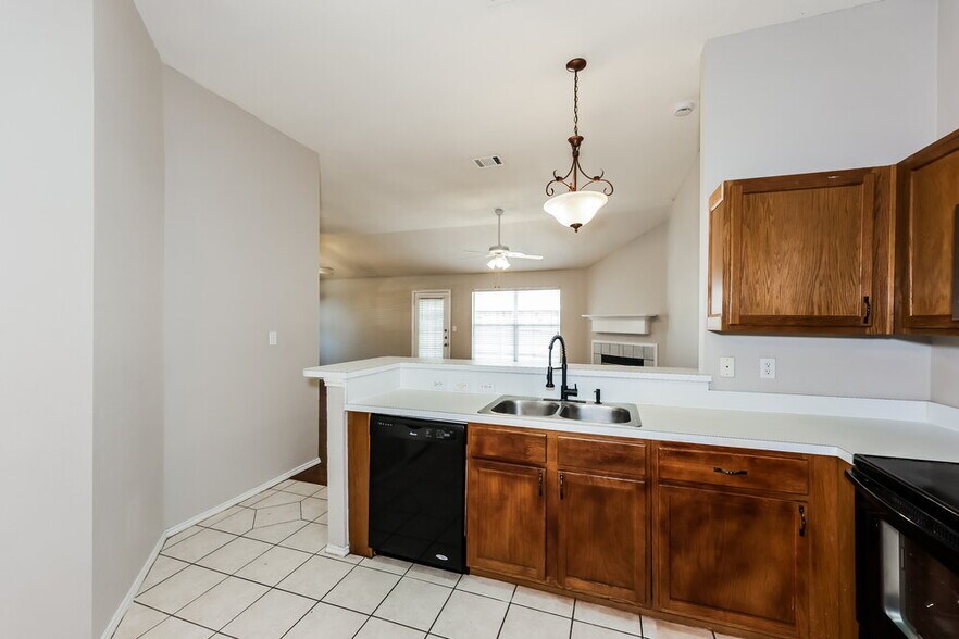 Building Photo - 2268 Bresee Dr