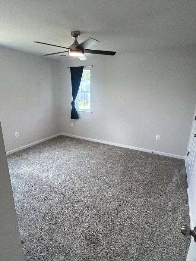 Building Photo - Spacious 3-Bedroom Rental in Sought-After ...