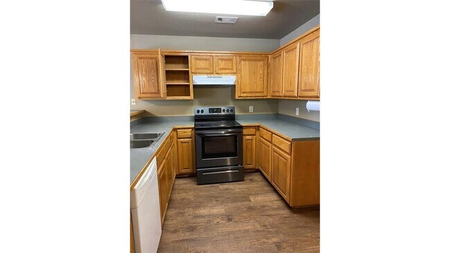 Building Photo - 10910 Shady Oaks Dr