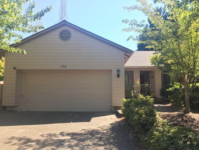 Building Photo - 3 Bedroom Ranch, 2 Car Garage, Air Conditi...