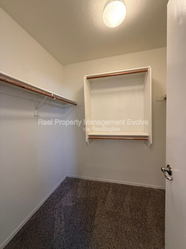 Building Photo - 3454 E Juanita Ave