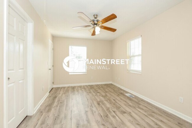 Building Photo - 5 Bedroom Pet-Friendly Home in Knoxville, TN with Main Street Renewal
