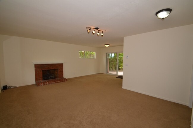 Building Photo - Incredible Tam Valley Home Available July 1st