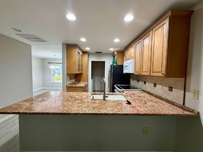 Building Photo - 423 Whispering Oaks Ct