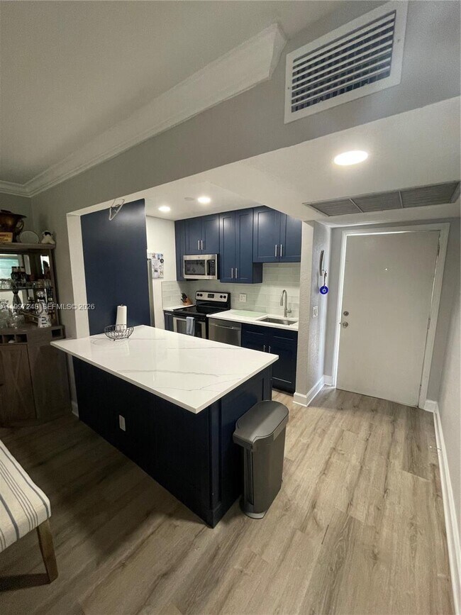 Building Photo - 725 Hummingbird Way