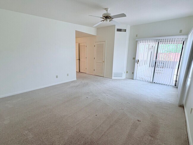 Building Photo - Spacious 2bd/2bath + Den home in gorgeous community (there's a lake!)