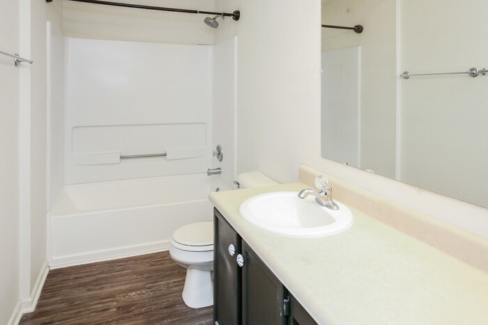 Building Photo - 10740 Glenayr Dr