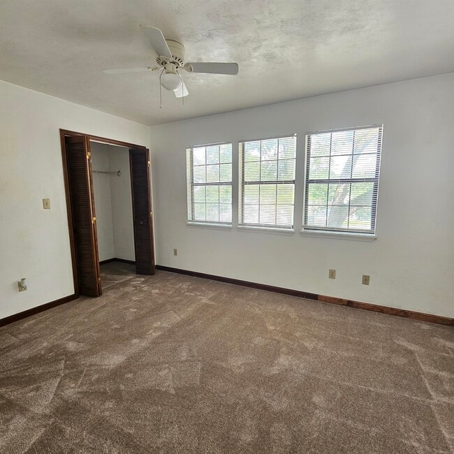 Building Photo - 1208 Hidden Pl
