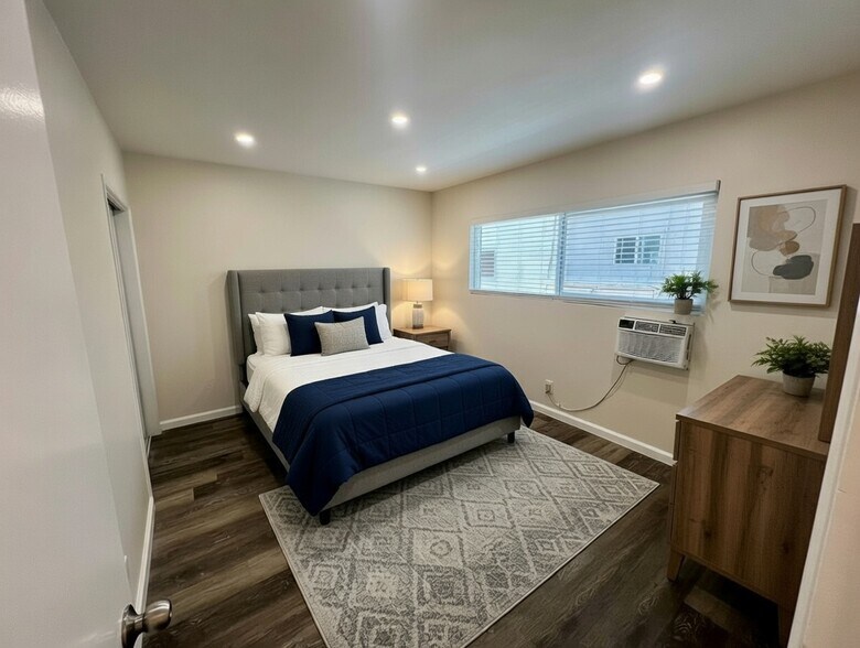 Building Photo - 15025 Burbank Blvd