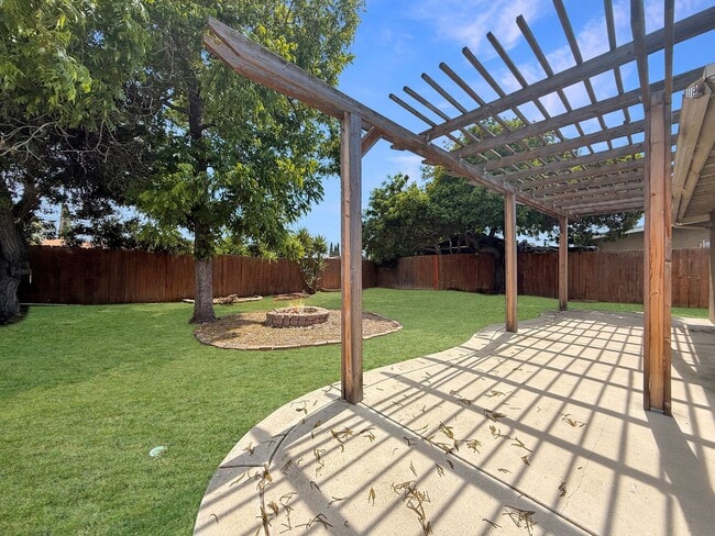 Building Photo - Charming 2B/1BA House w/ Large Yard, Garag...