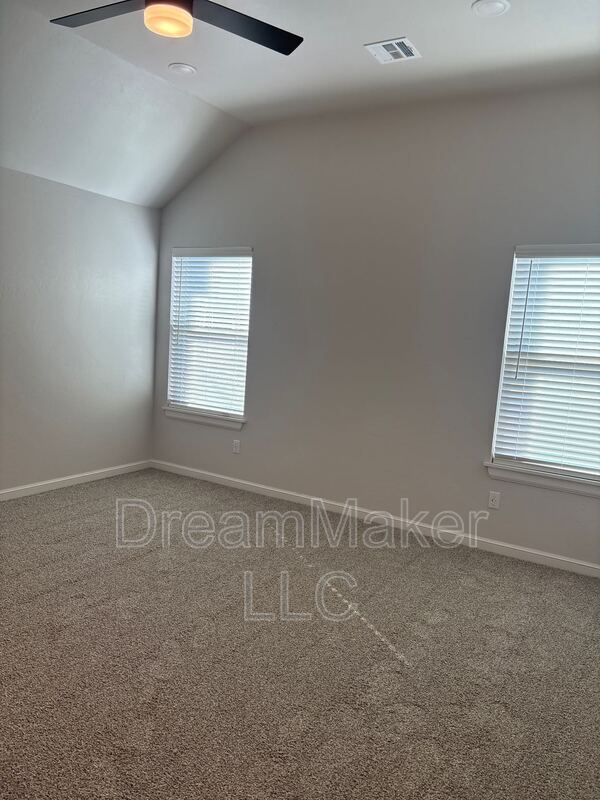 Building Photo - 1906 Holw Crst Ct